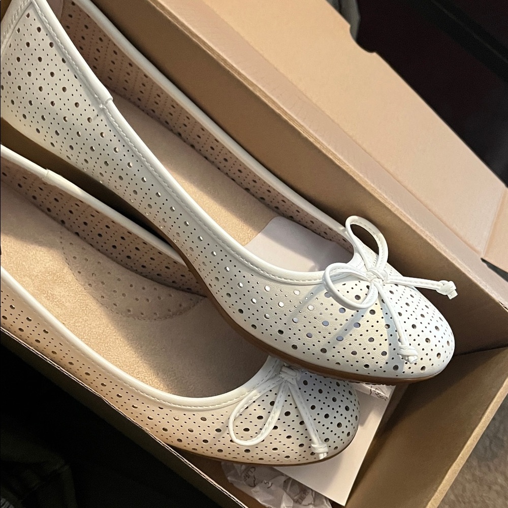Cliffs by WHITE MOUNTAIN White Perforated Flats